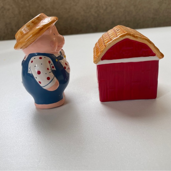 Farmer Pig & Barn Salt and Pepper Shaker - Picture 4 of 7
